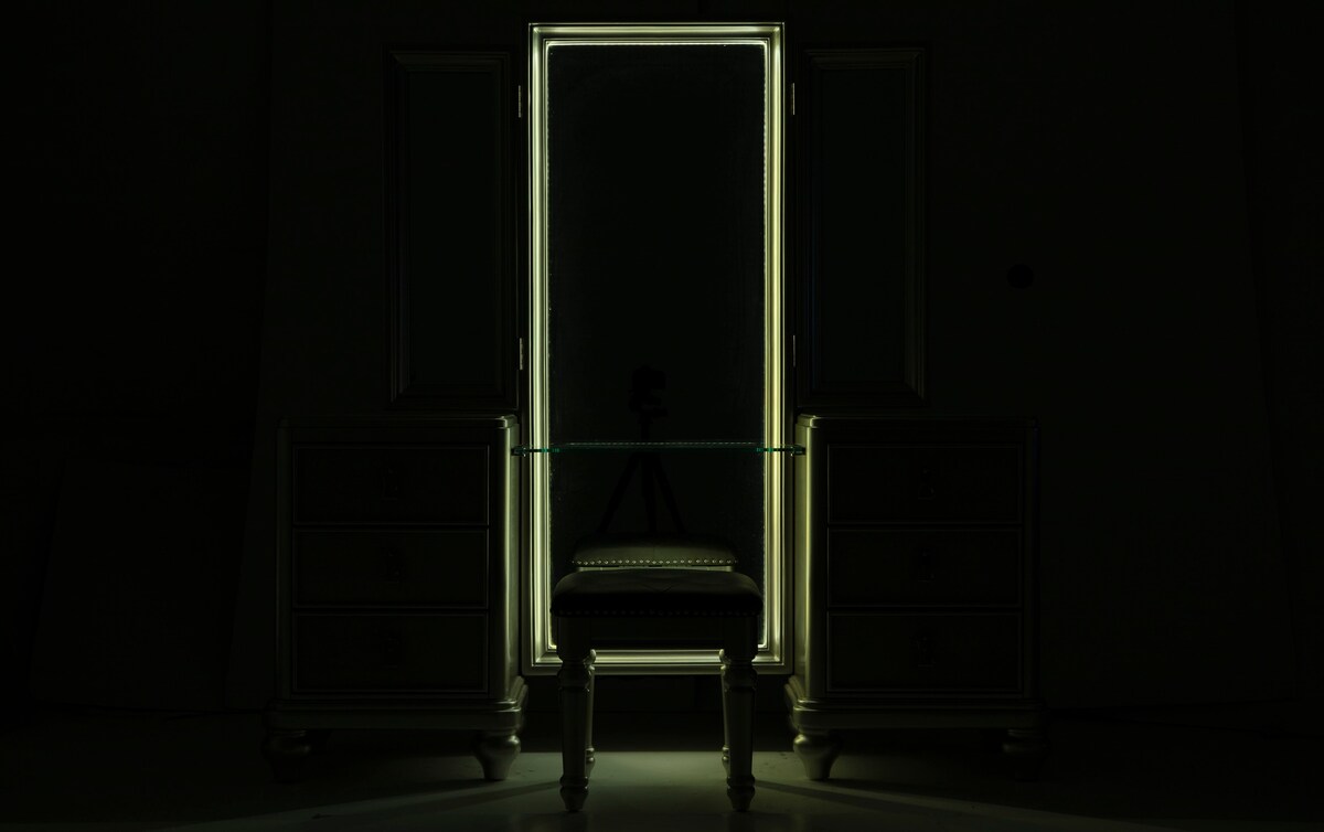 Diva II 4 Piece King Bedroom Set with Vanity and Chest king Bob's